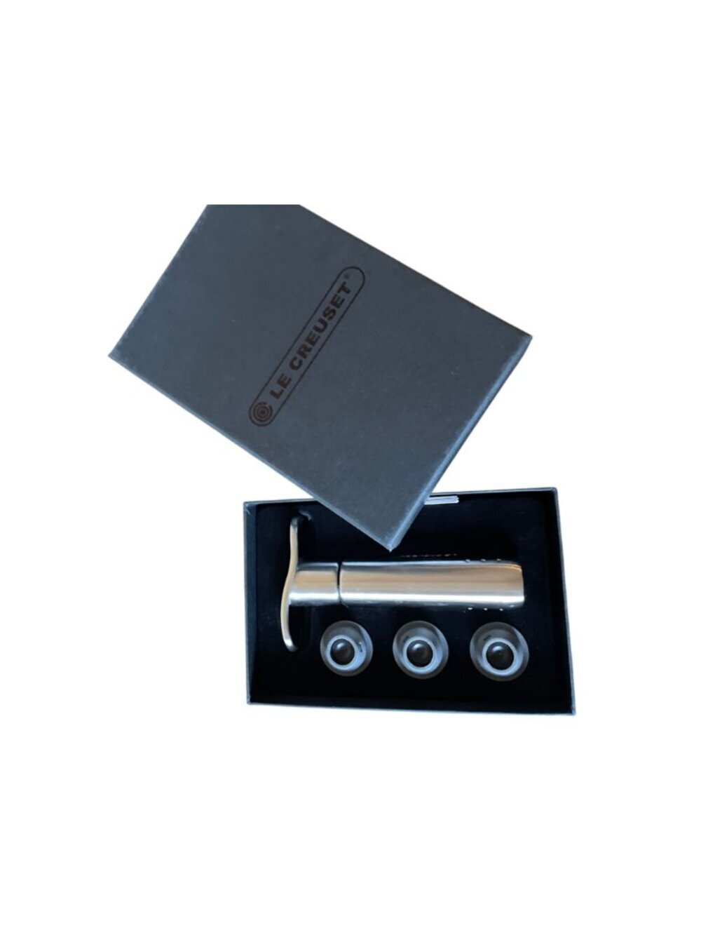 Le Creuset Metal Wine Pump and 3 Stoppers Silver Wedding Gift - Picture 6 of 16